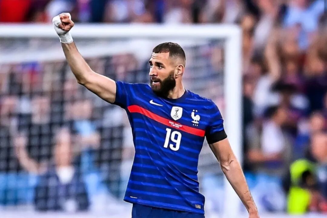 官宣退役 ！本澤馬發文告別，法國隊再無“背鍋俠”，德尚的心狠手辣
，讓本澤馬遺憾終生（本澤馬為什麽回歸法國隊隊長）