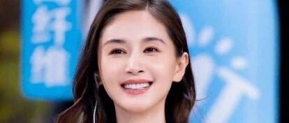 王子文带儿子配眼镜,12岁豆芽身高直逼160cm,主动牵妈妈手,画面十分温馨