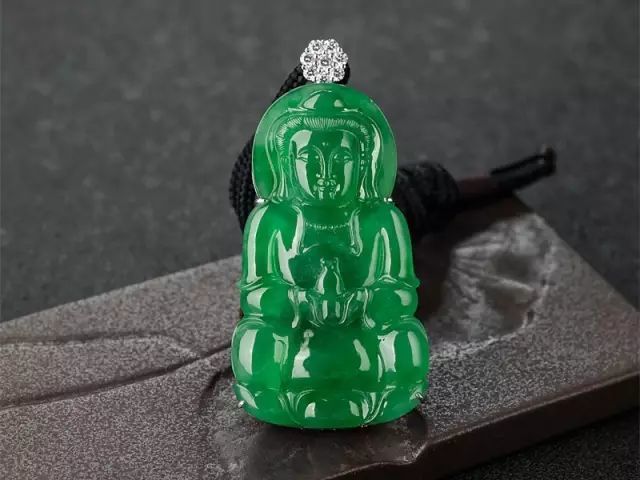 有瑕疵的翡翠到底能不能买，最后一条欺骗了我20年！