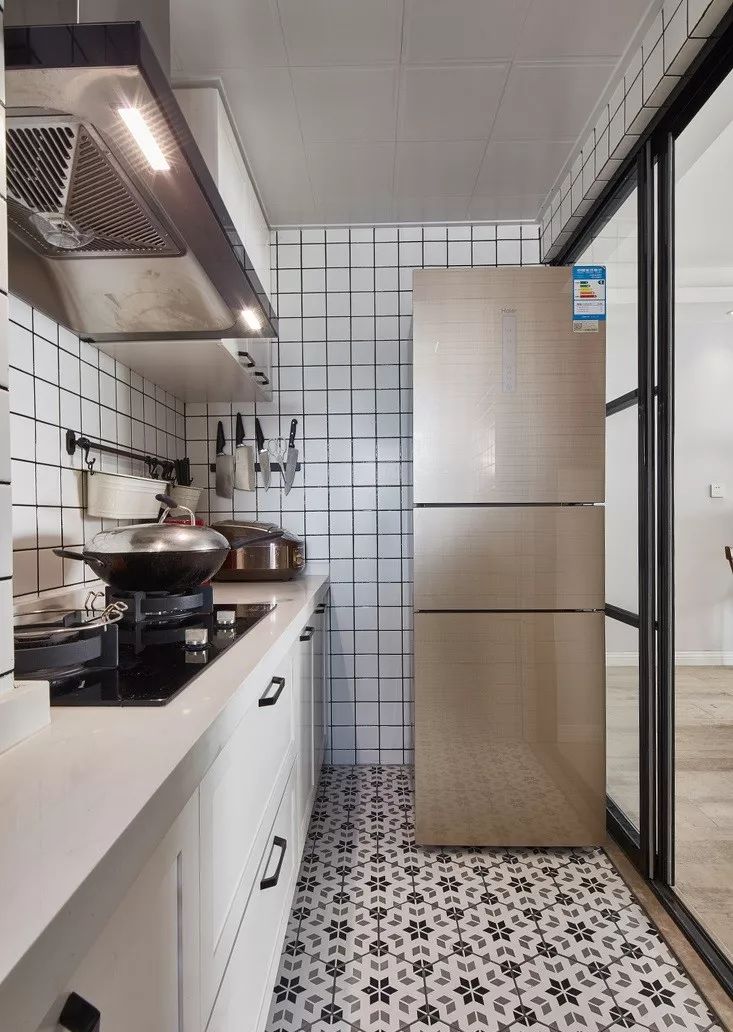 房子一定要裝電視櫃？我家挖洞代替，收納多客廳還顯大！ 家居 第23張