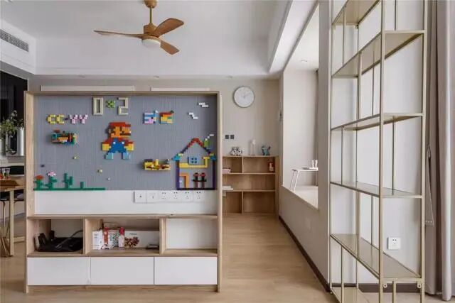 96m²多色墙面、原木、涂鸦，有趣又迷幻的组合