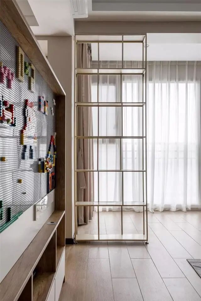 96m²多色墙面、原木、涂鸦，有趣又迷幻的组合