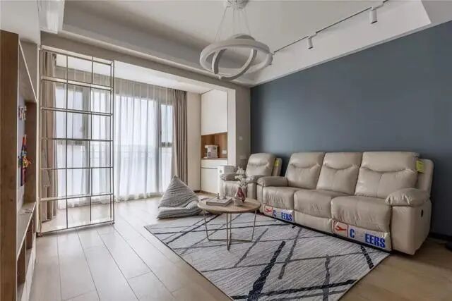 96m²多色墙面、原木、涂鸦，有趣又迷幻的组合