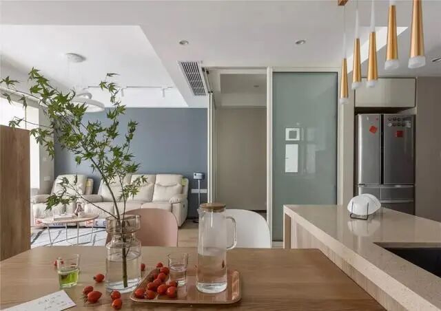 96m²多色墙面、原木、涂鸦，有趣又迷幻的组合