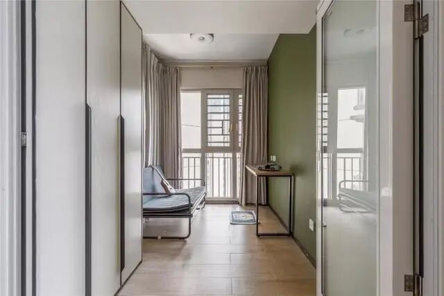 96m²多色墙面、原木、涂鸦，有趣又迷幻的组合