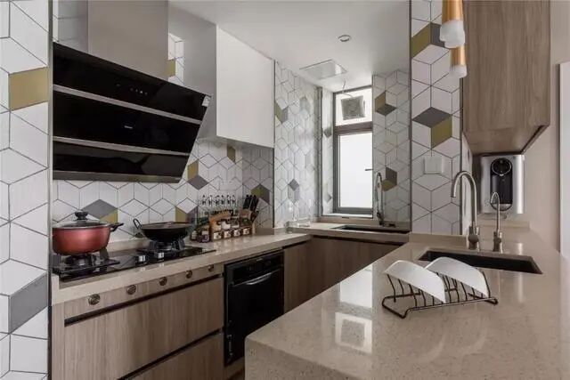 96m²多色墙面、原木、涂鸦，有趣又迷幻的组合