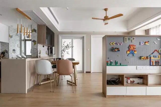 96m²多色墙面、原木、涂鸦，有趣又迷幻的组合