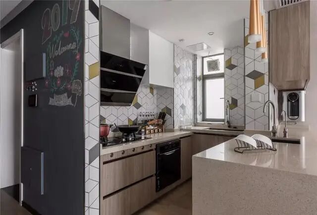 96m²多色墙面、原木、涂鸦，有趣又迷幻的组合