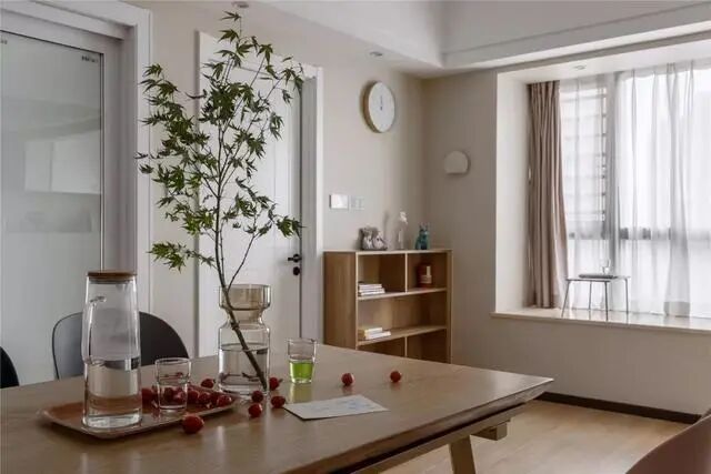 96m²多色墙面、原木、涂鸦，有趣又迷幻的组合