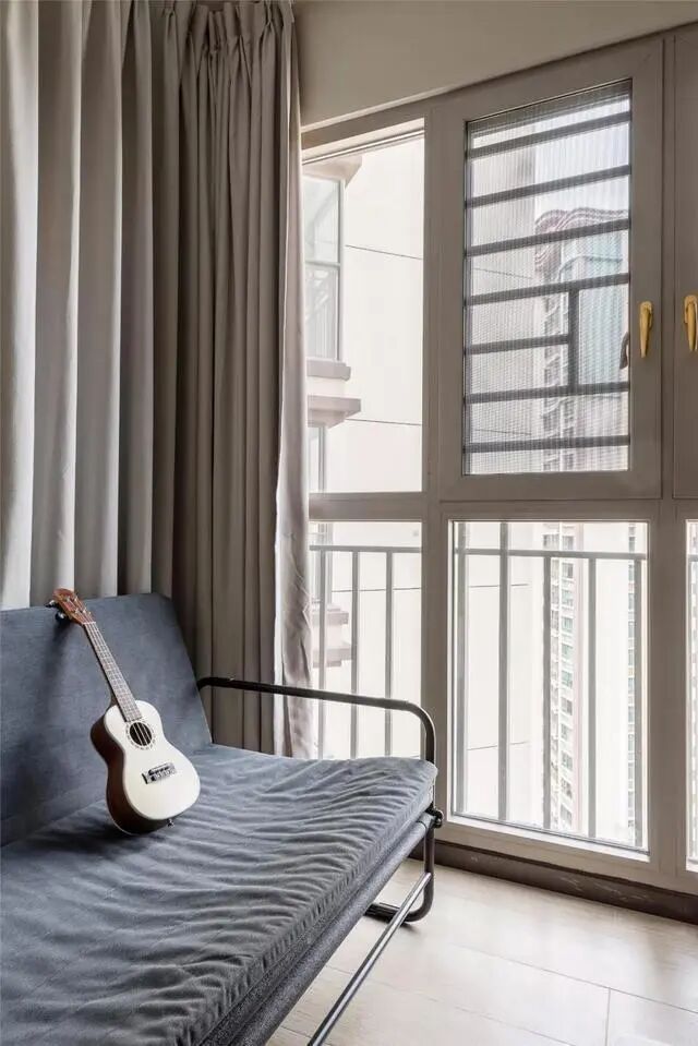 96m²多色墙面、原木、涂鸦，有趣又迷幻的组合