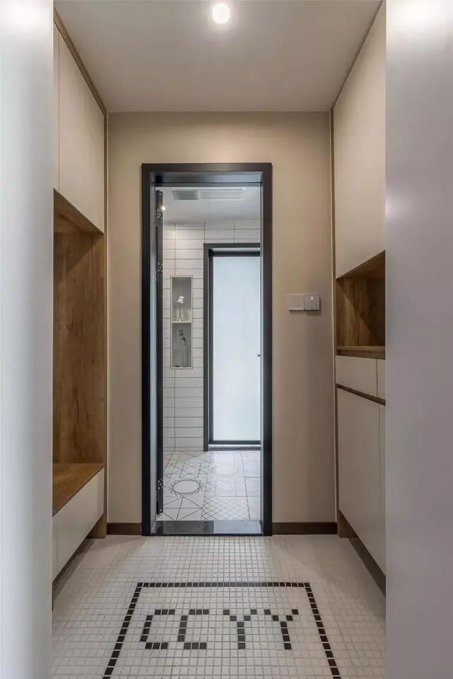 96m²多色墙面、原木、涂鸦，有趣又迷幻的组合