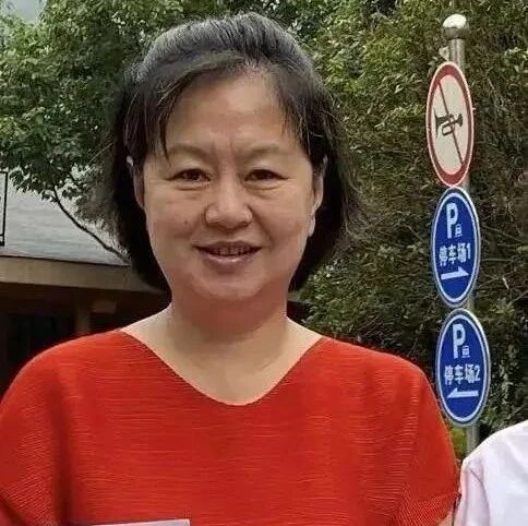 央视主持鞠萍晚年生活凄凉？嫁软饭男受尽苦楚，54岁和康辉直播带货满脸沧桑！