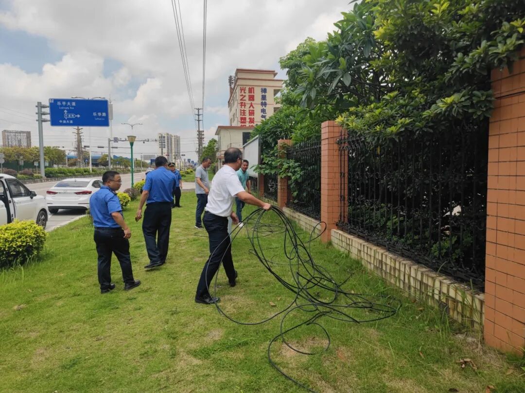 大塘镇南山镇随着多个冗余标志牌,桩柱,广告牌等被拆除,标志着三水区