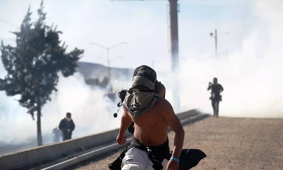 川普怒了！加州边境沦陷，美国关闭边境，向强行冲关移民发射催泪瓦斯