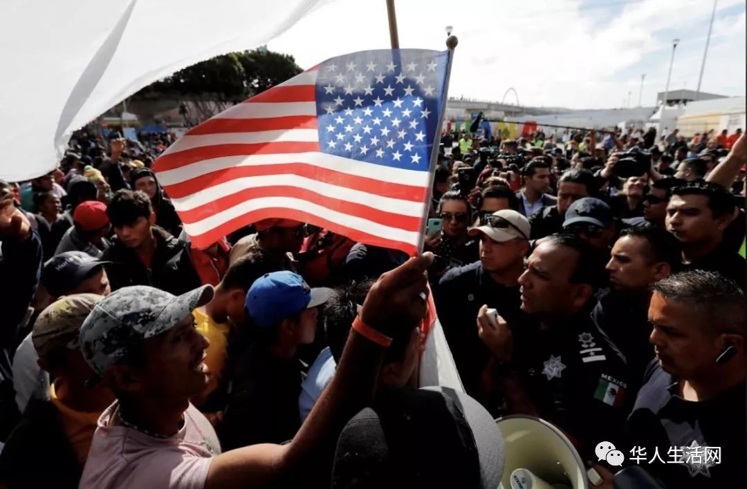 川普怒了！加州边境沦陷，美国关闭边境，向强行冲关移民发射催泪瓦斯