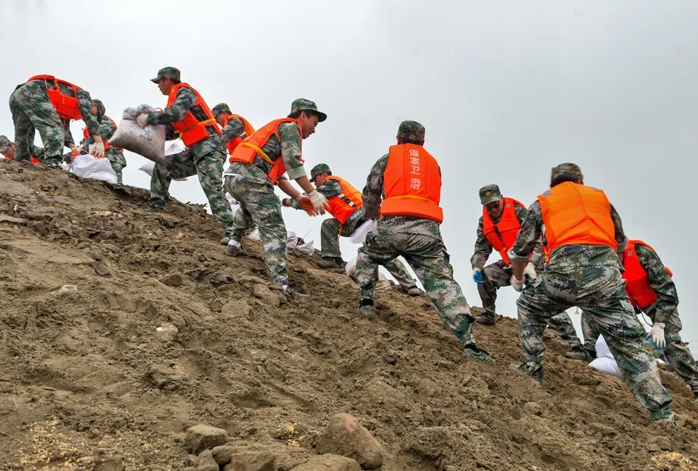 让党旗在防汛救灾第一线高高飘扬