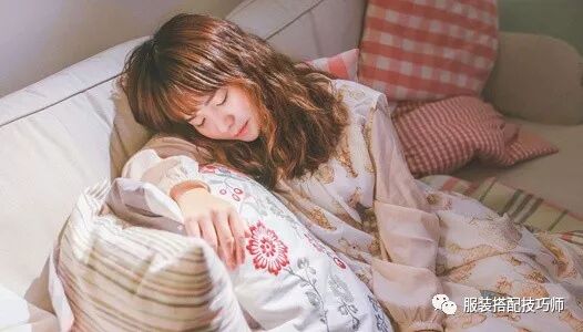 穿衣搭配：2019年開春穿外套+毛衣+裙子搭配，才最時髦好看！美炸了！ 時尚 第5張