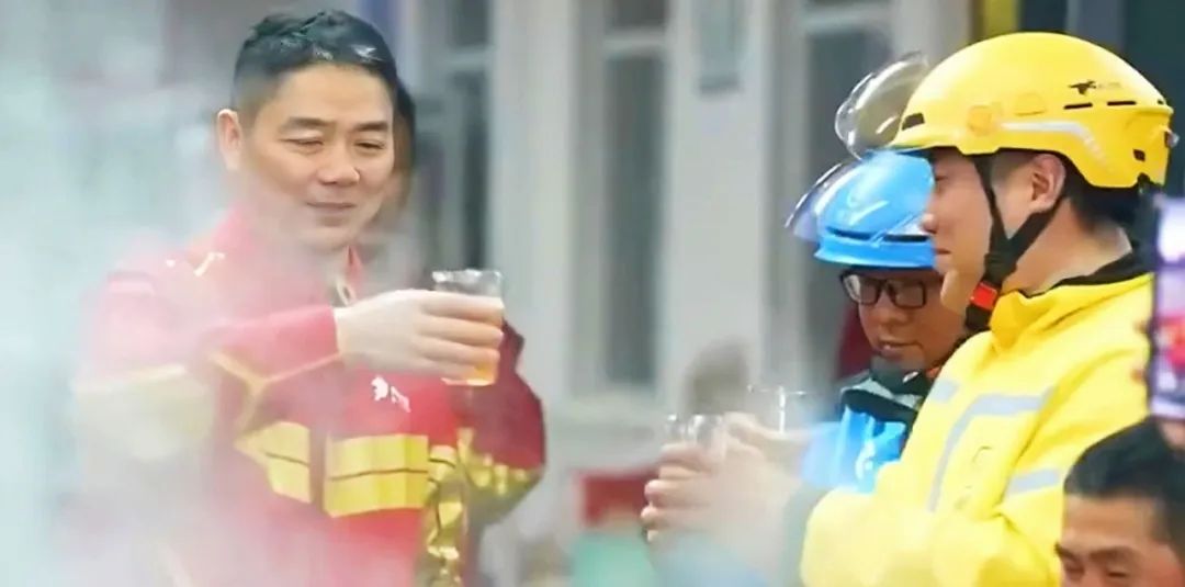 刘强东和奶茶妹妹牵手逛街，事业爱情两不误，太幸福了