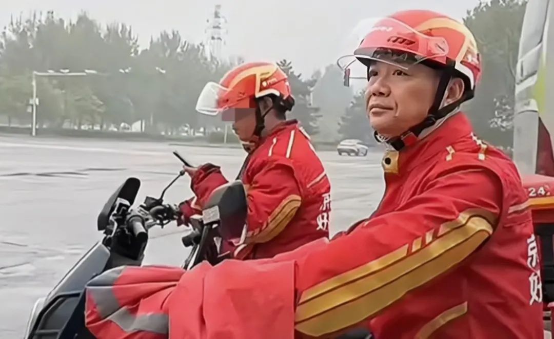 刘强东和奶茶妹妹牵手逛街，事业爱情两不误，太幸福了