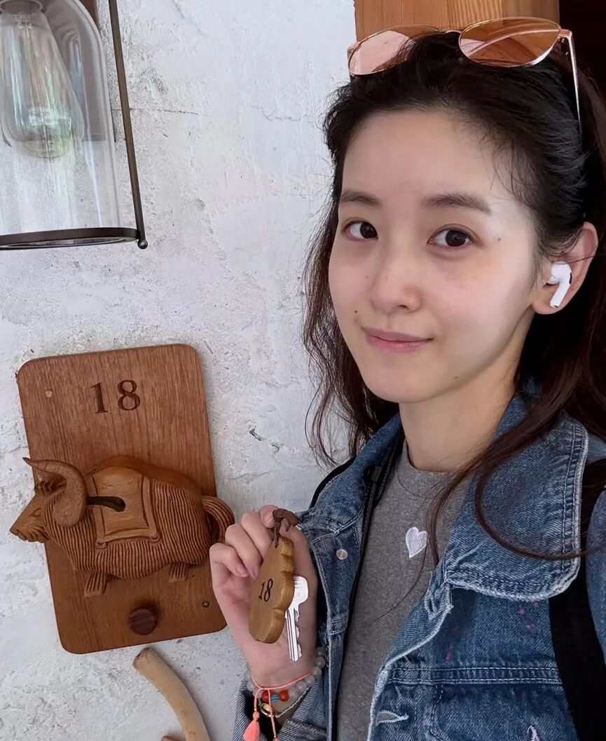 刘强东和奶茶妹妹牵手逛街，事业爱情两不误，太幸福了