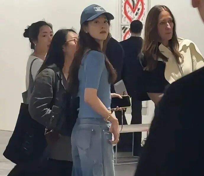 刘强东和奶茶妹妹牵手逛街，事业爱情两不误，太幸福了