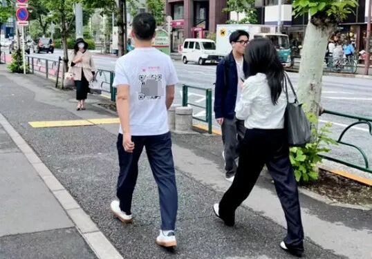 刘强东和奶茶妹妹牵手逛街，事业爱情两不误，太幸福了