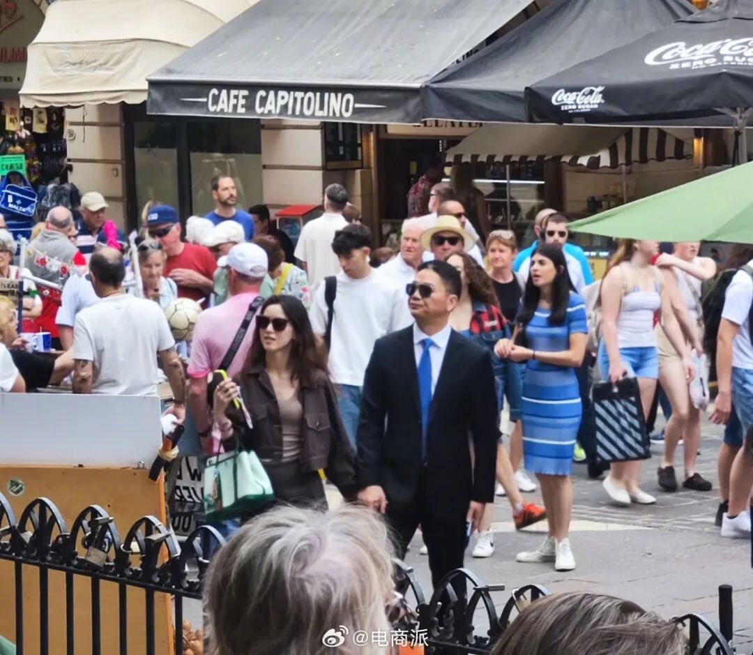 刘强东和奶茶妹妹牵手逛街，事业爱情两不误，太幸福了
