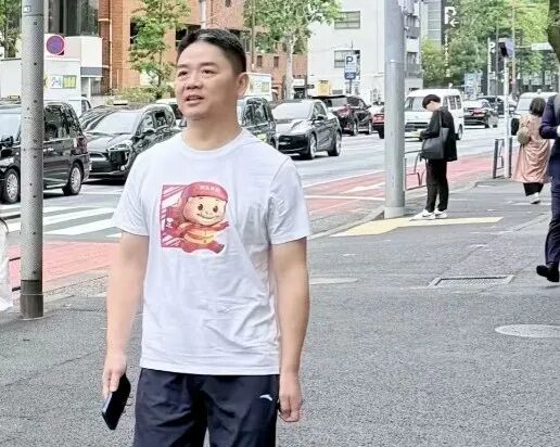 刘强东和奶茶妹妹牵手逛街，事业爱情两不误，太幸福了