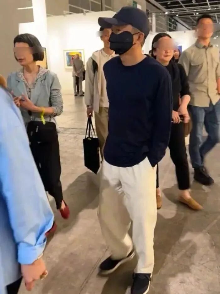 刘强东和奶茶妹妹牵手逛街，事业爱情两不误，太幸福了