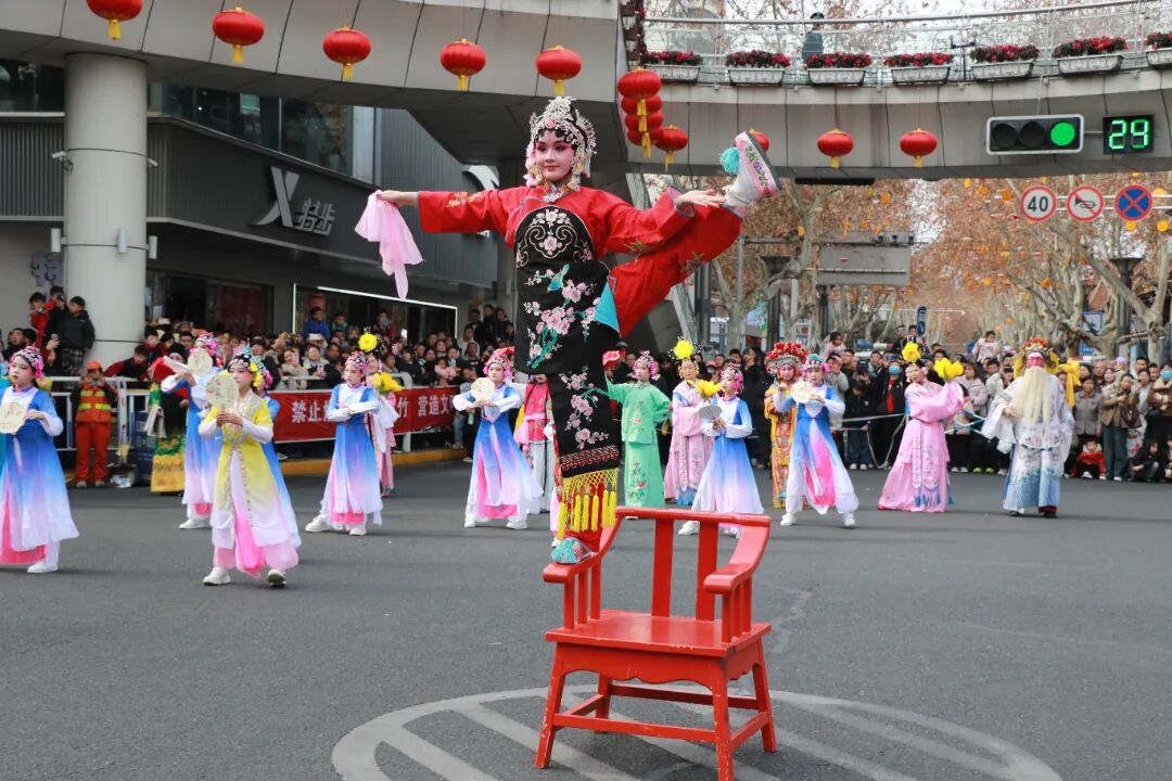 2月27日，汉滨区社火巡游活动在安康中心城区举行。     吴亚君  摄 (2).JPG