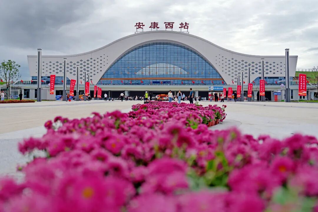 鲜花装点安康西站，西康高铁打通便捷通道，迎接各地游客奔赴汉滨。（张勇摄）.jpg