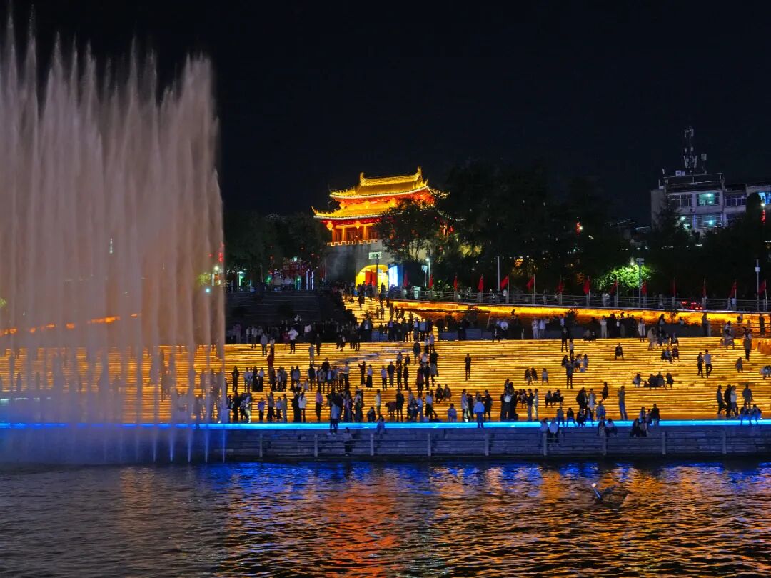 国庆假日安康水西门流光溢彩，喷泉伴夜色，游人纷至沓来。（张勇摄）.jpg