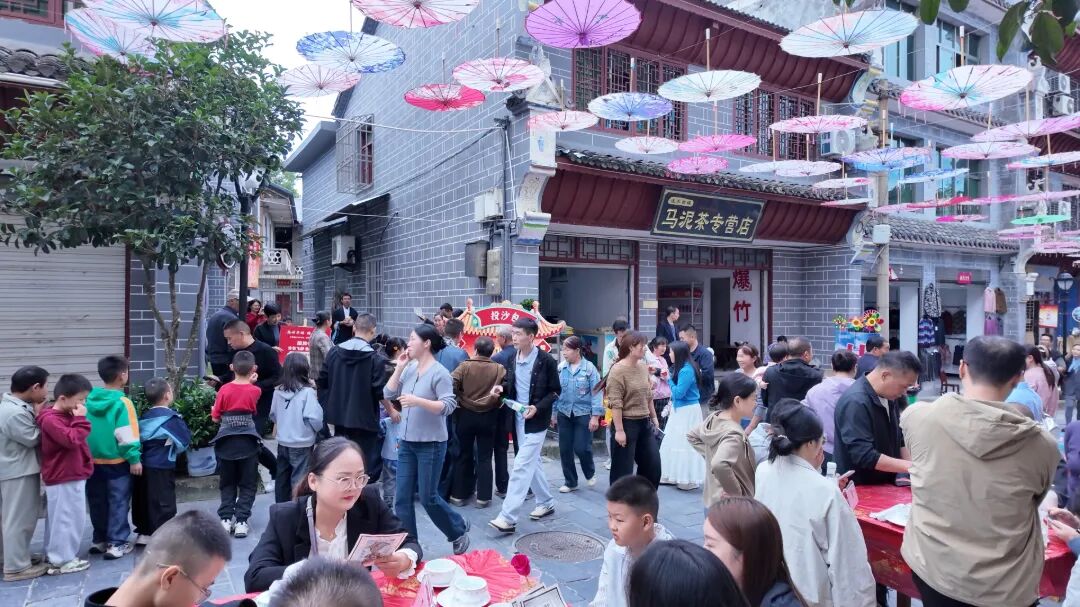 借西康高铁开通东风，安康汉滨区流水古镇游客云集，八方游客奔赴于此，共赏青砖黛瓦、品味水乡烟火。（刘茜茹摄）.jpg