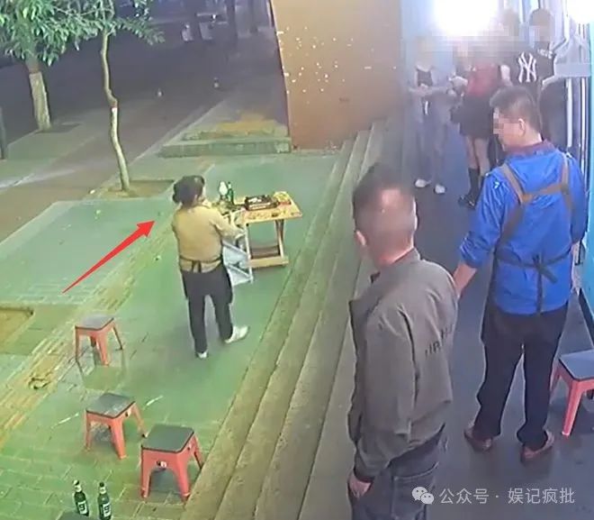 宝鸡一男子串串店门口被刺身亡