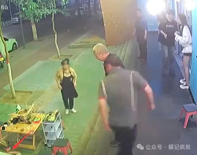 宝鸡一男子串串店门口被刺身亡