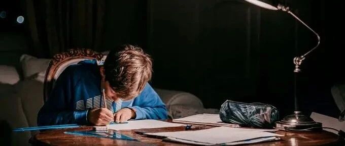 “我妈报培训班, 整顿了; 我爸买学区房, 老师轮岗了”这届孩子, 终于到了拼自己的时候…