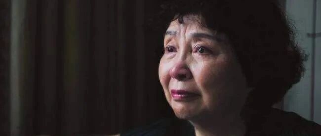 60岁产妇冒死试管生下一对双胞胎，12年后，她们一家怎么样了？