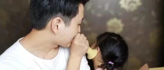 85后奶爸用一堆废纸盒, 让女儿戒掉手机, 火上人民日报, 被全国网友羡慕哭了……