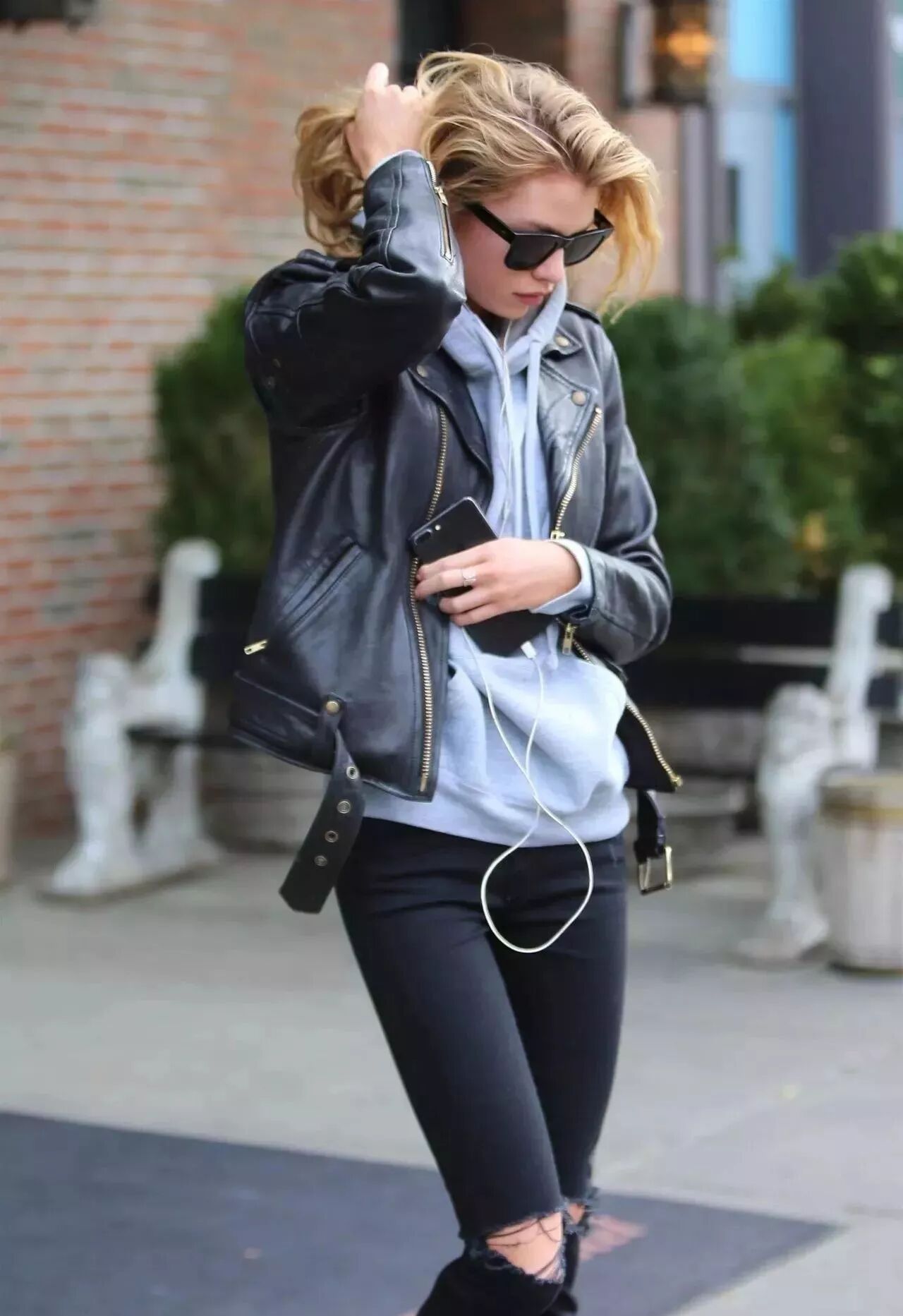 卫衣皮衣今冬最美穿搭