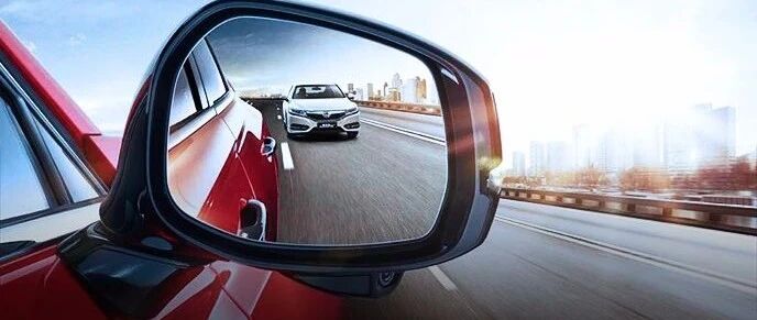 怎样在左右后视镜中，判断车距？