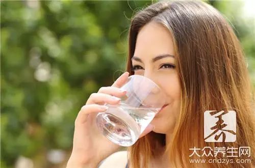 喝水是免費的「長壽藥」，但2個時間段盡量別喝，早知早受益 健康 第2張