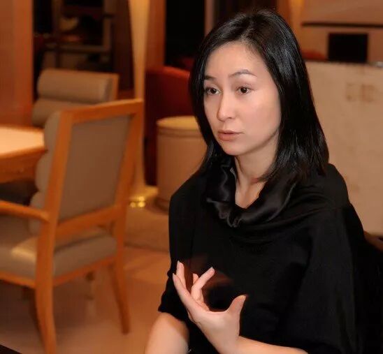 澳门大姐大,嫁入豪门被插足,曾被亲爹封杀,如今凭实力打脸所有人!