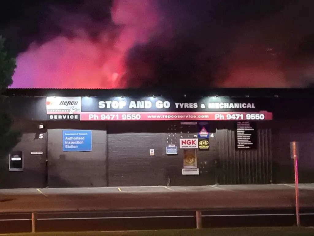 西澳这地突发大火，八辆车四家店铺被烧毁 - 2