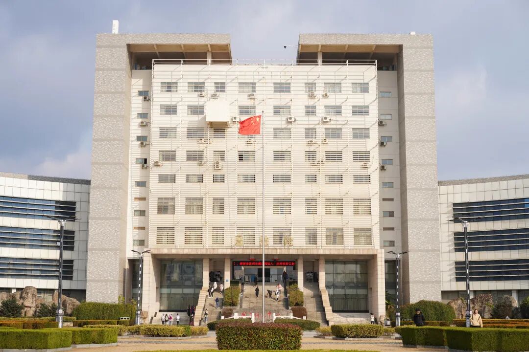 逢年少骄阳相亲相近江财人缘来缘散郁金花第四站 新民广场走出图书馆