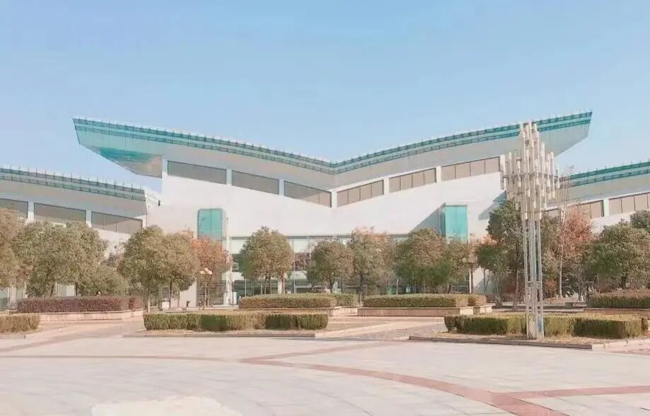 体育馆犹如展开的书本徜徉在大地馆中汗水挥洒,切磋球技运动无止境