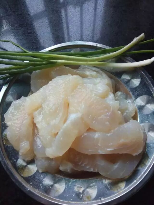 先将龙利鱼切成手指粗细的鱼条,加少许盐,胡椒粉,料酒腌制20分钟.
