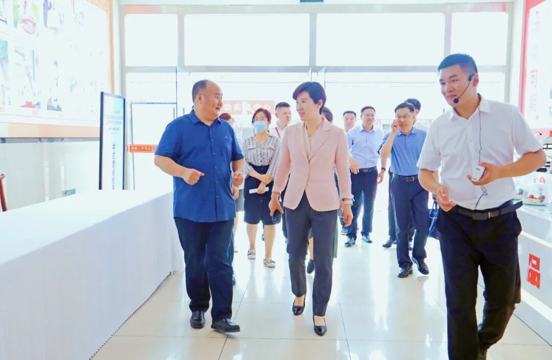 济南市人民政府副市长杨丽一行莅临我校调研指导工作