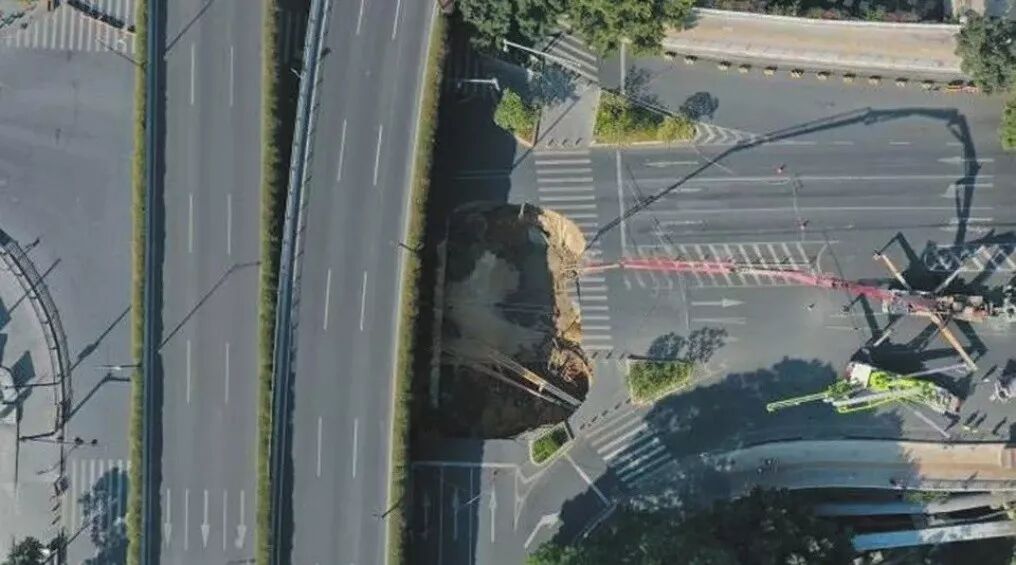 恐怖！路面塌陷 公交车坠落深坑爆炸起火 已9死10失踪!（组图） - 13