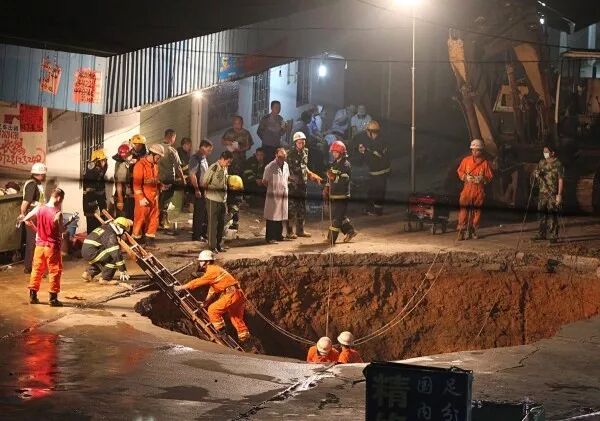 恐怖！路面塌陷 公交车坠落深坑爆炸起火 已9死10失踪!（组图） - 11