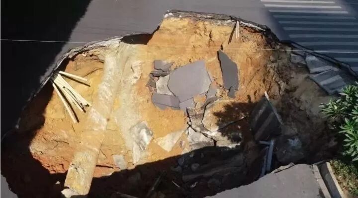 恐怖！路面塌陷 公交车坠落深坑爆炸起火 已9死10失踪!（组图） - 14